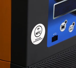 RFID keuringslabel op industriële machine voor digitale keuringsrapporten en inspectiebeheer